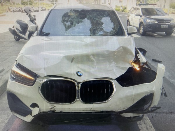 ▲▼台中發生一起機車擦撞BMW車禍，初步調查汽機車都違規。（圖／翻自記者爆料網）