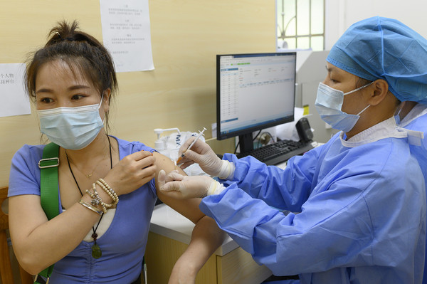 ▲廣州市民接種新冠疫苗。（圖／CFP）