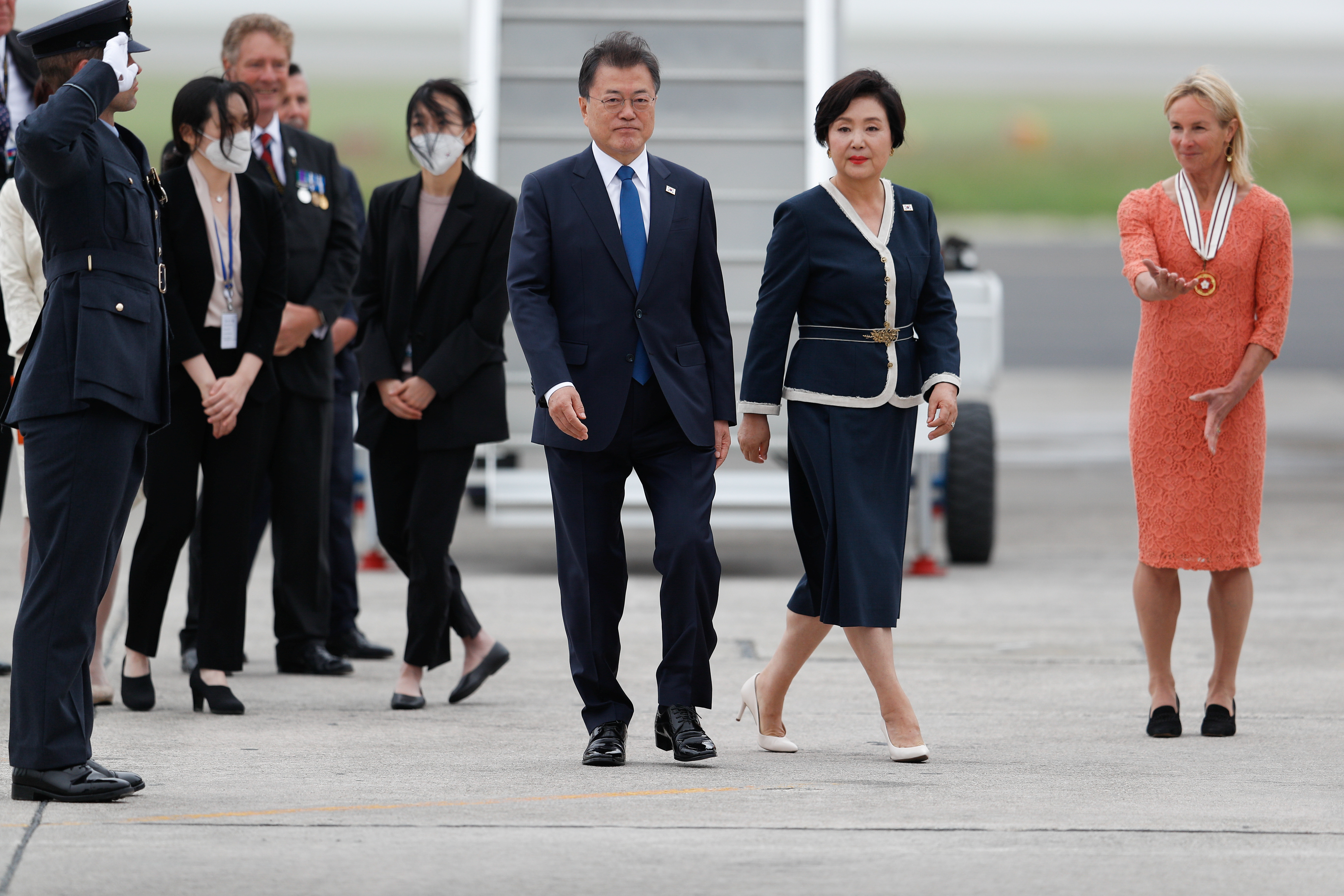 ▲▼南韓文在寅夫婦抵達英國康瓦爾郡，準備出席G7峰會。（圖／達志影像）