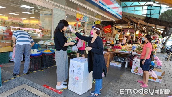 ▲▼新店中正路傳統市場實施分流管制，週六身分證尾數偶數才可進入。（圖／記者林振民攝）