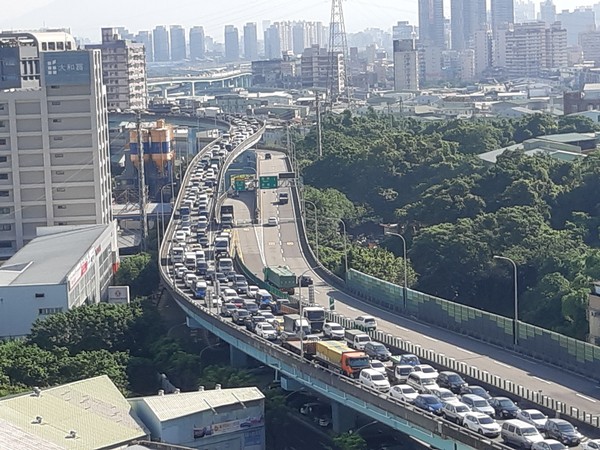 ▲▼最嚴匝道儀控！「國道全綠」原來車全塞在這裡（圖／翻攝我是土城人 我愛土城區）