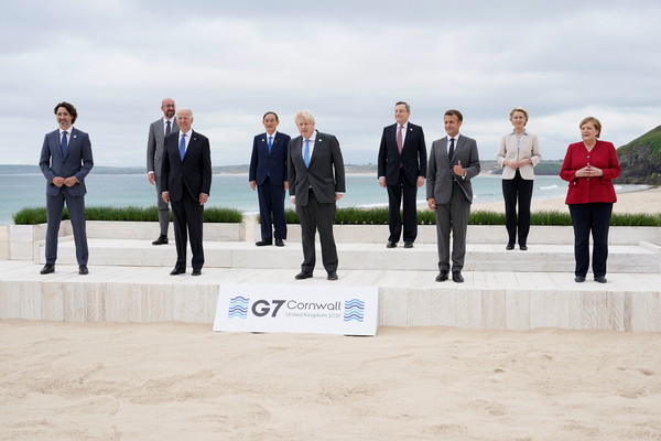 ▲▼G7峰會成員國領袖依照傳統在海灘前拍攝大合照。（圖／路透社）