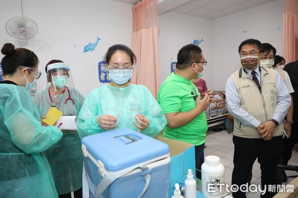 ▲台南市長黃偉哲到長照機構，視察衛生單位在長照機構施打疫苗情況。（圖／記者林悅翻攝，下同）