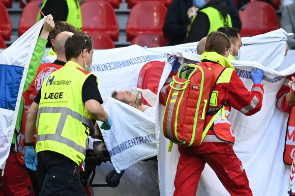 ▲▼ 歐國盃 丹麥20歲的中場大將埃里克森（Christian Eriksen）昏倒          。（圖／路透）