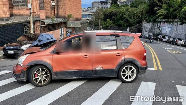 ▲餓昏頭！闖紅燈撞路旁3汽車 他竟誤踩油門180度迴轉撞警機車。（圖／記者郭世賢翻攝）