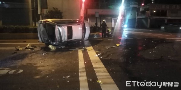 ▲▼監視器拍下砂石車高速追撞小客車及機車，砂石車頭毀損，小客車翻覆，機車騎士頭部重創送醫搶救中             。（圖／記者陳以昇翻攝）