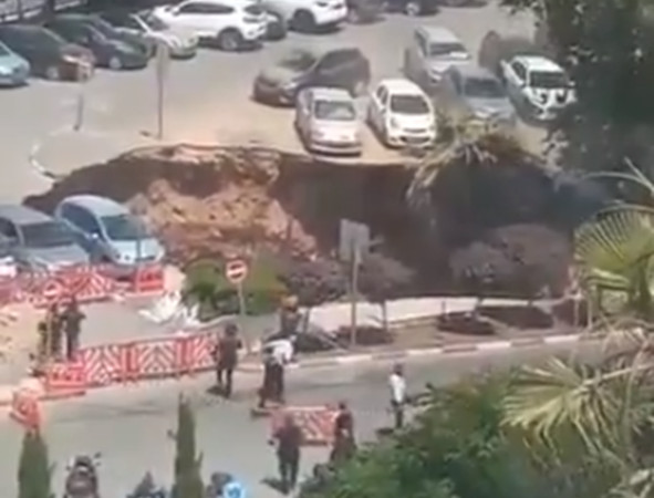 ▲▼耶路撒冷一間醫院停車場突然炸出天坑。（圖／翻攝Twitter@nirhasson）