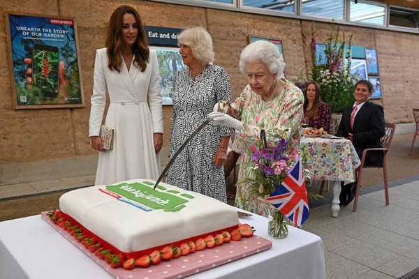 ▲▼英國女王伊莉莎白二世在招待會上，用「禮儀劍」切蛋糕。（圖／路透）