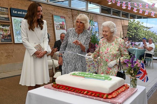 ▲▼英國女王伊莉莎白二世在招待會上，用「禮儀劍」切蛋糕。（圖／路透）