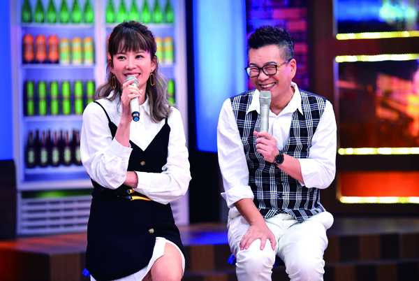 沈玉琳和Melody主持的《11點熱吵店》，因疫情暫停錄影，改播精華內容應急。（圖／TVBS提供）