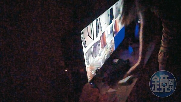 色情業者在套房內都配有監視器螢幕，讓小姐能隨時掌握門外狀況。（讀者提供）