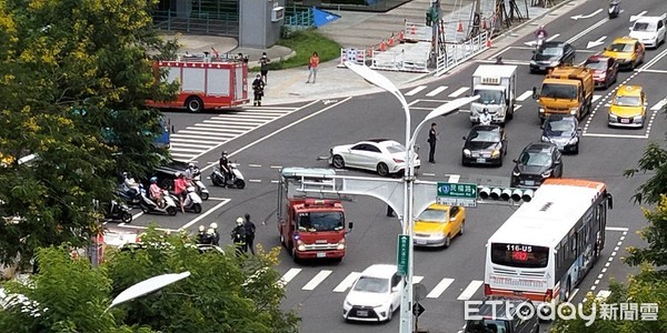 ▲▼板橋2部小客車擦撞翻滾，波及騎腳踏車阿伯             。（圖／記者陳以昇翻攝）