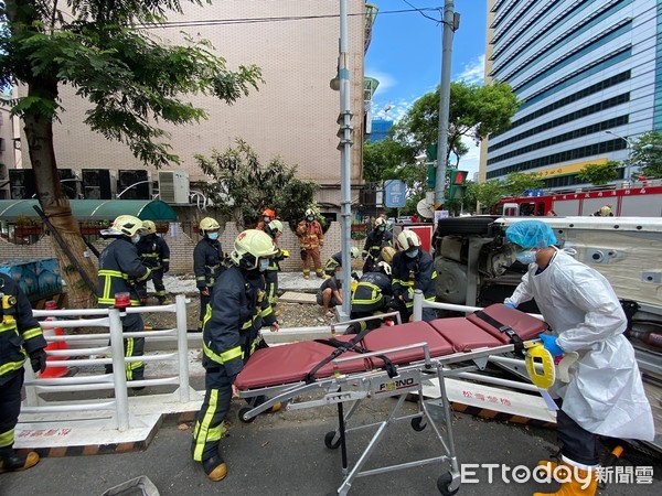 ▲▼板橋2部小客車擦撞翻滾，波及騎腳踏車阿伯             。（圖／記者陳以昇翻攝）