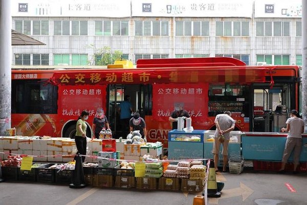 ▲廣州推出公車版「移動超市」服務風控區內民眾採買生活物資。（圖／翻攝人民網）
