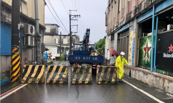 ▲宜蘭東澳里防疫自救封路。（圖／擷取《臉書「爆廢公社公開版」》）