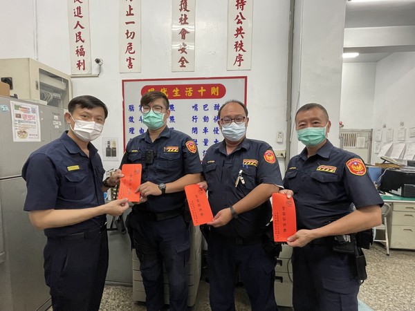 ▲▼「Police happy」!小港警長自製警察節P圖祝賀同仁。（圖／記者黃子倩翻攝）