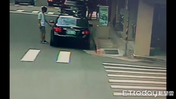 ▲邱姓男子下手偷車及伯恩山犬逃離畫面都被監視器錄下。（圖／記者張君豪翻攝）