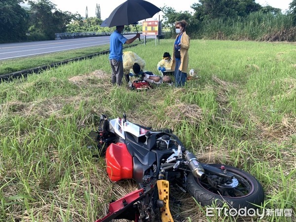 ▲▼ 台東黃牌重機與自小客擦撞，騎士連人帶車摔到道路外草皮。（圖／台東成功警分局提供，下同）