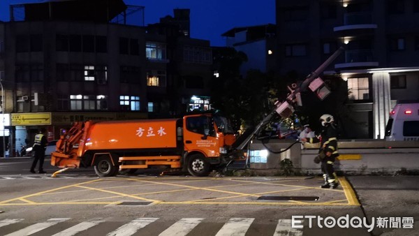 ▲▼台北市晚間傳出有垃圾車撞上分隔島。（圖／記者黃彥傑攝）