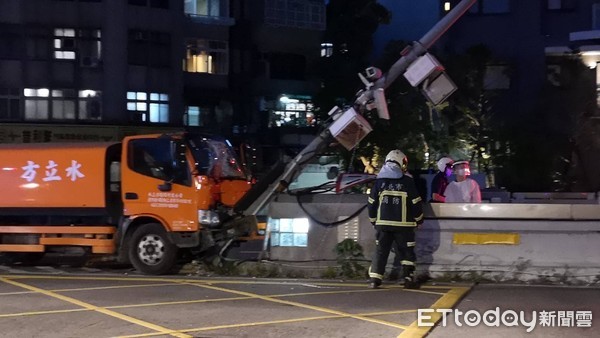 ▲▼台北市晚間傳出有垃圾車撞上分隔島。（圖／記者黃彥傑攝）
