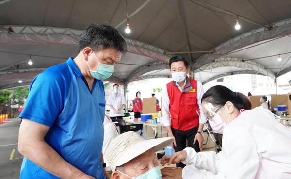▲新竹市14日啟動六處疫苗施打站，領先全國為80歲以上長者施打。（圖／翻攝自Facebook／林智堅）