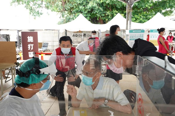 ▲新竹市14日啟動六處疫苗施打站，領先全國為80歲以上長者施打。（圖／翻攝自Facebook／林智堅）