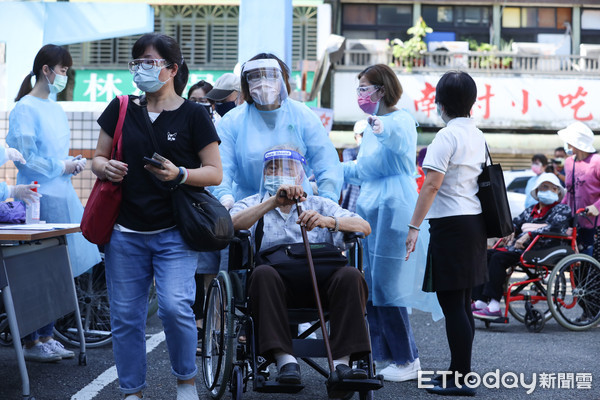 ▲台北市85歲以上長者排隊施打日本捐贈新冠肺炎AZ疫苗。（圖／記者林敬旻攝）