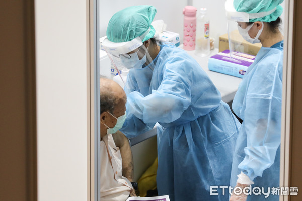 ▲台北市85歲以上長者施打日本捐贈新冠肺炎AZ疫苗。（圖／記者林敬旻攝）