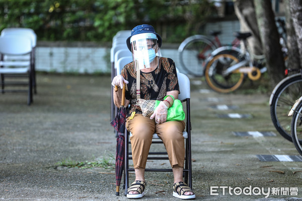 ▲台北市85歲以上長者排隊施打日本捐贈新冠肺炎AZ疫苗。（圖／記者林敬旻攝）