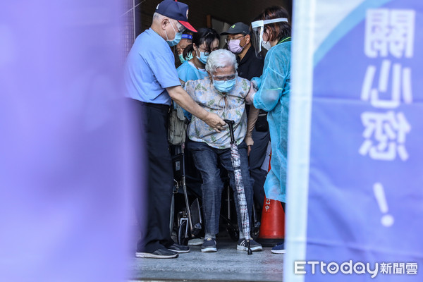 ▲台北市85歲以上長者排隊施打日本捐贈新冠肺炎AZ疫苗。（圖／記者林敬旻攝）