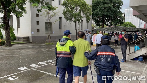 ▲高雄市疫苗接種情況，地點是在鳳山國中            。（圖／記者吳奕靖翻攝）