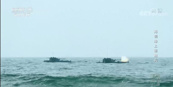 ▲05式兩棲步戰車實施海上射擊訓練。（圖／翻攝央視）
