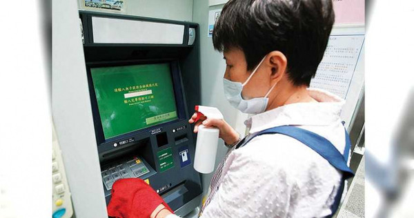 不管是直接用手觸碰ATM，還是持布隔擋按鍵，使用後都應消毒雙手。