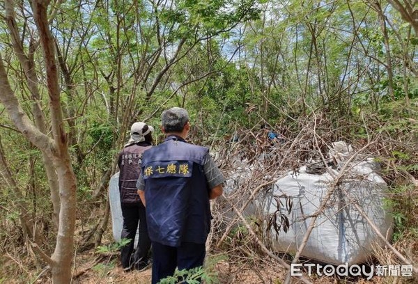 ▲▼ 保七總隊查獲不肖業者將電源開關、斷路器等廢棄物裝進太空包，隨意棄置在國有林地。（圖／記者邱中岳翻攝）