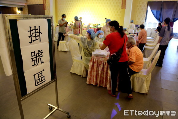 ▲▼餐廳空間寬敞，讓長者感到相當舒適，議員張淑芬也親自到場幫忙；員警在交管之餘，也幫助行動不便長者接種疫苗。（圖／記者黃孟珍攝）