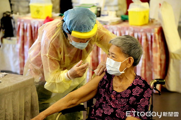 ▲▼餐廳空間寬敞，讓長者感到相當舒適，議員張淑芬也親自到場幫忙；員警在交管之餘，也幫助行動不便長者接種疫苗。（圖／記者黃孟珍攝）