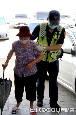 ▲▼餐廳空間寬敞，讓長者感到相當舒適，議員張淑芬也親自到場幫忙；員警在交管之餘，也幫助行動不便長者接種疫苗。（圖／記者黃孟珍攝）