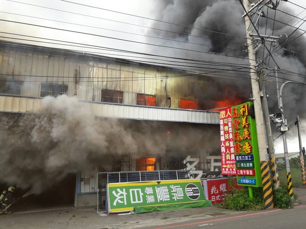 ▲台中神岡一家廣告公司工廠大火，2層樓一下子全燒光。（圖／民眾提供）