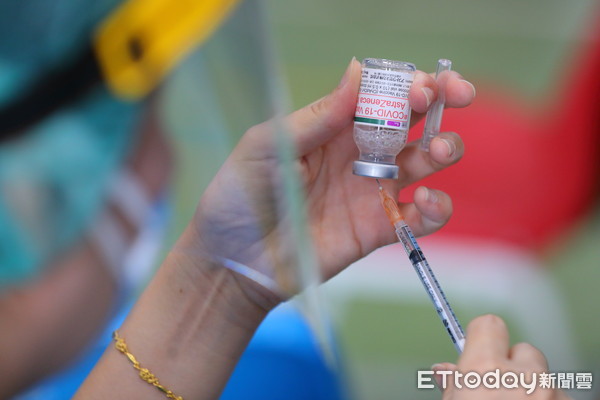 ▲▼日本捐贈我國124萬劑AZ疫苗，15日在新北市全面開打，第一波開放年齡85歲以上的長者接受施打。位在板橋高中體育館的疫苗施打站，按不同時段替不同里別的85歲以上長者施打疫苗，施打狀況良好。（圖／記者湯興漢攝）