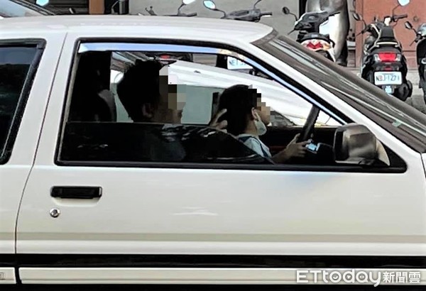 ▲▼民眾直擊頭文字D主角愛駕AE86，車上男子讓男童握方向盤，自己在滑手機。（圖／民眾授權提供）