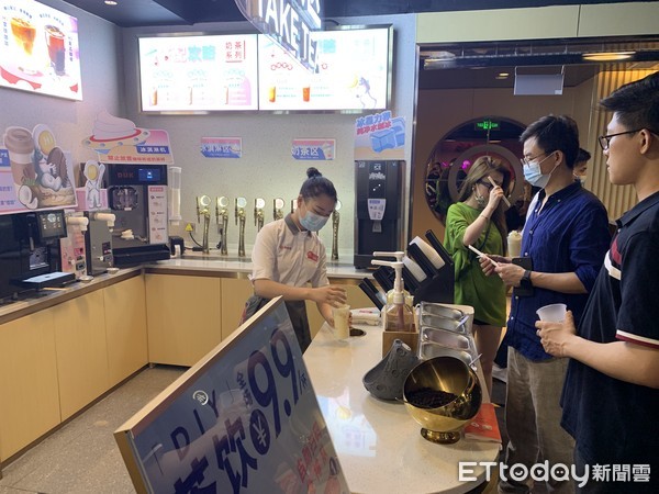 ▲▼北京三里屯商圈一家海底撈門市，提供DIY茶飲服務。（圖／記者陳政錄攝）