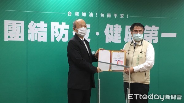 ▲奇景光電股份有限公司捐贈台南市3座篩檢亭，由黃偉哲市長代表接受。（圖／記者林悅翻攝）