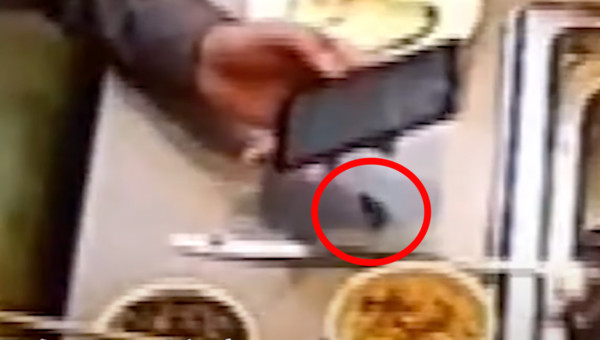 監視器畫面可見黑色異物從男子手中滑出，隨後與青菜一起被丟進鍋中。（翻攝自YouYube）
