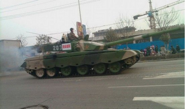 大陸網友日前拍攝到解放軍99式坦克部隊在馬路上前進。(圖／取自網路)