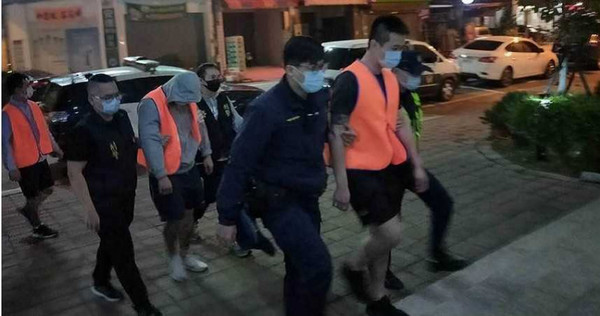 台中市大雅區鐵皮屋爆出1死3傷的械鬥案後，檢警押走一干人等，並查扣鬥毆證物，最終起訴26人。（圖／報系資料照）