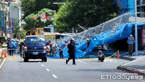 ▲▼亞東醫院捷運站外施工圍籬倒塌。（圖／記者呂佳賢攝）