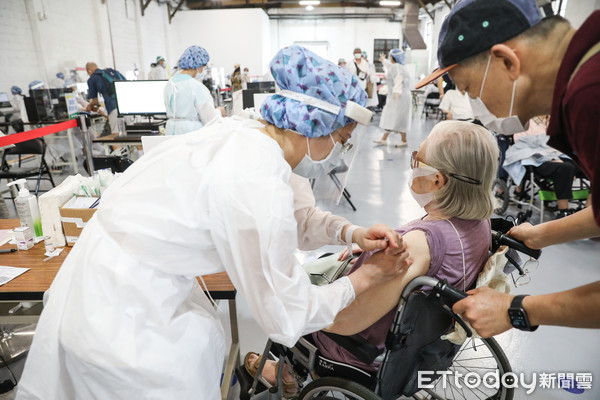 ▲國泰醫院替台北市85歲以上長者施打日本捐贈AZ疫苗。（圖／記者林敬旻攝）
