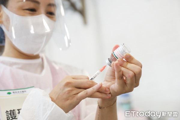 ▲國泰醫院替台北市85歲以上長者施打日本捐贈AZ疫苗。（圖／記者林敬旻攝）