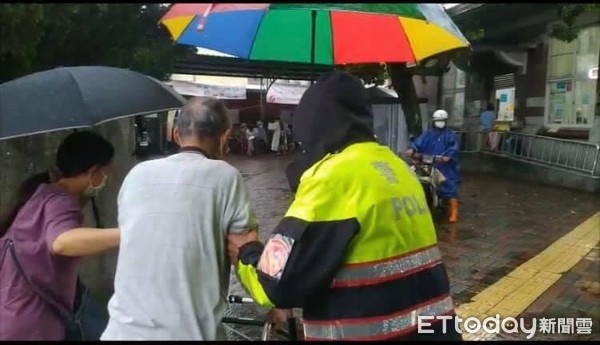 ▲台南市對85歲以上長者進行疫苗接種，由於一早就下大雨，市長黃偉哲指示各區公所、志工、警察、衛生所等人員，到全市154個長者專責接種站協助照護。（圖／記者林悅翻攝，下同）