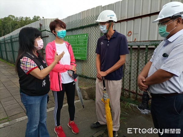 ▲南大附中興建太陽能光電基樁，引發居民反彈而停工，居民發現廠商在工地偷挖掩埋廢棄物，立委陳亭妃及市議員陳秋萍獲報前往會勘要求嚴查嚴辦。（圖／記者林悅翻攝，下同）